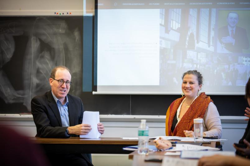 Rachel Ellett教授和Weissberg主席Joel Simon在课堂上，一周的Weissberg ...