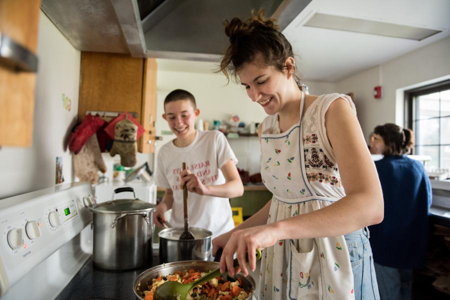 Beloit学生住在特殊兴趣的房子可以享受自己做饭.