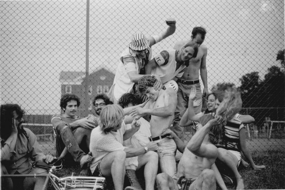 20世纪70年代中期，伯洛伊特学院的垒球队名叫“假设那”，主要由B...