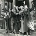 20世纪30年代，学生们在爱默生宿舍前摆姿势，当时宿舍是专门为女性提供的.