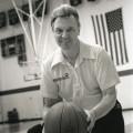 前篮球总教练和体育主管比尔·纳普顿